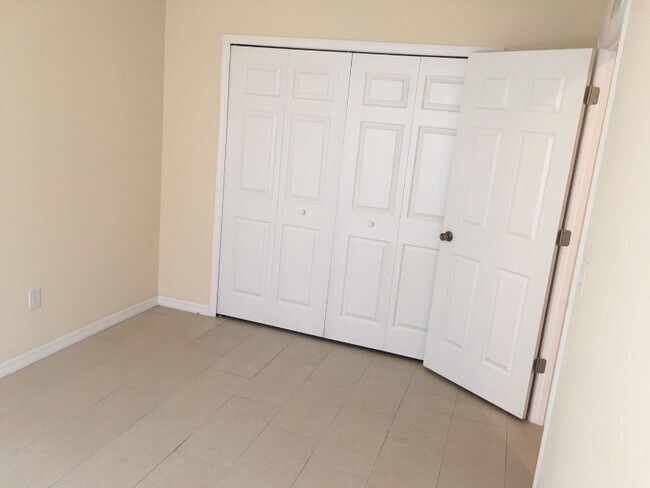 Building Photo - 621 SE 12th Ct