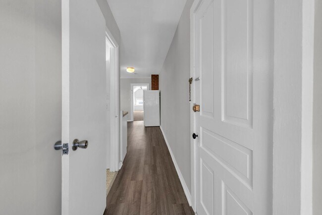 Foto del edificio - NORWOOD - Immaculate 1 bed efficiency unit on top floor of 4 family