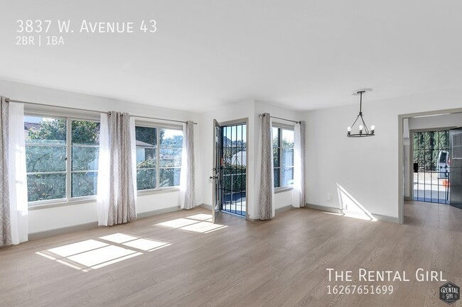 Foto del edificio - Updated & Fresh 2 Bedroom Duplex |Prime NE...