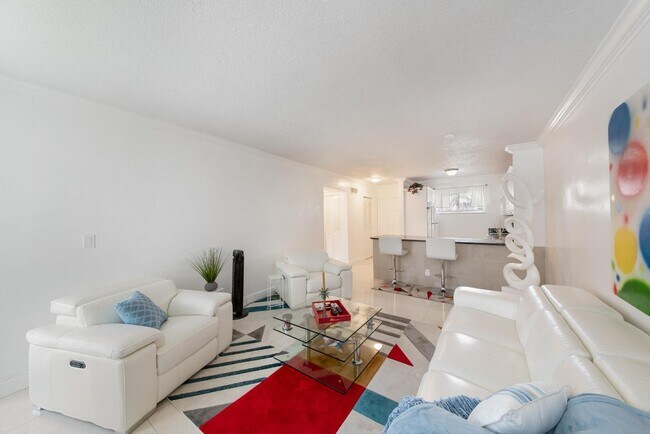 Building Photo - 2581 Garden Dr N