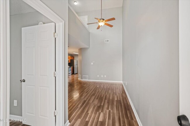 Building Photo - SUPER CUTE THREE BEDROOM 3 BATH TOWNHOME