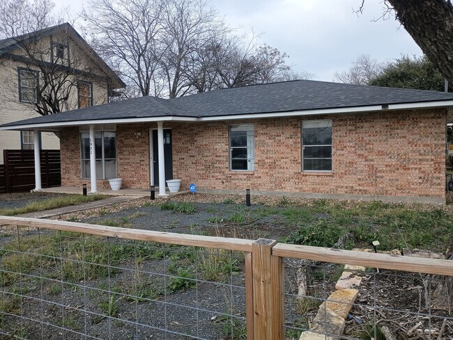 Foto del edificio - Room in Single Family Home on N PanAm Expy