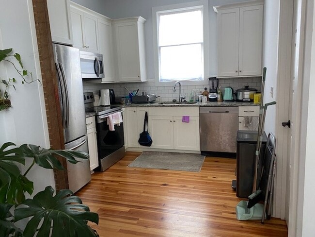 Building Photo - 3 Bedroom 3 Bath Apartment in North Centra...