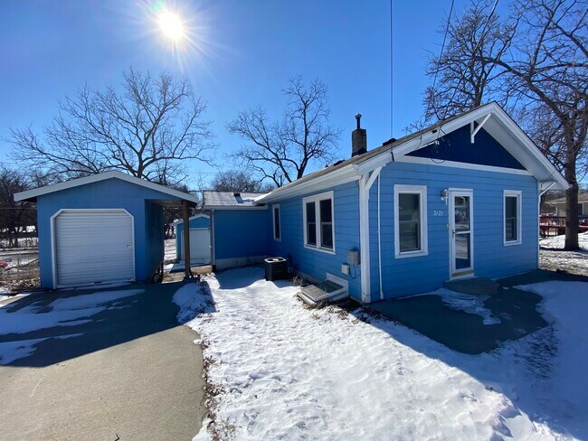 Foto del edificio - Fenced in back yard, 2 bed, 2 ba. Must see!!