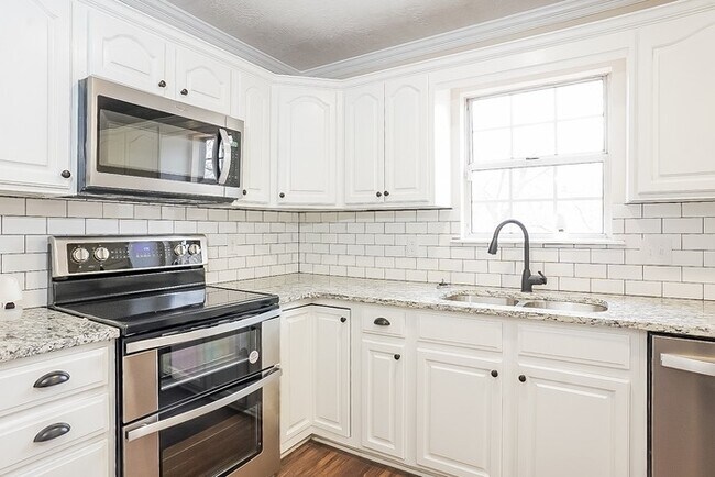 Building Photo - Charming Brick Style Ranch
