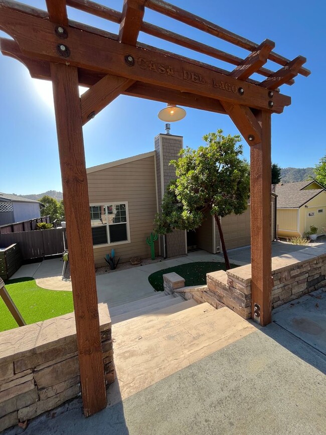 Building Photo - MOVE IN READY!! 3 BEDROOM 2 BATH HOME AVAILABLE 10/05/2025