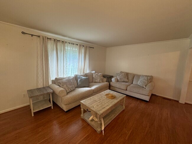 Building Photo - 2872 Waterloo Dr