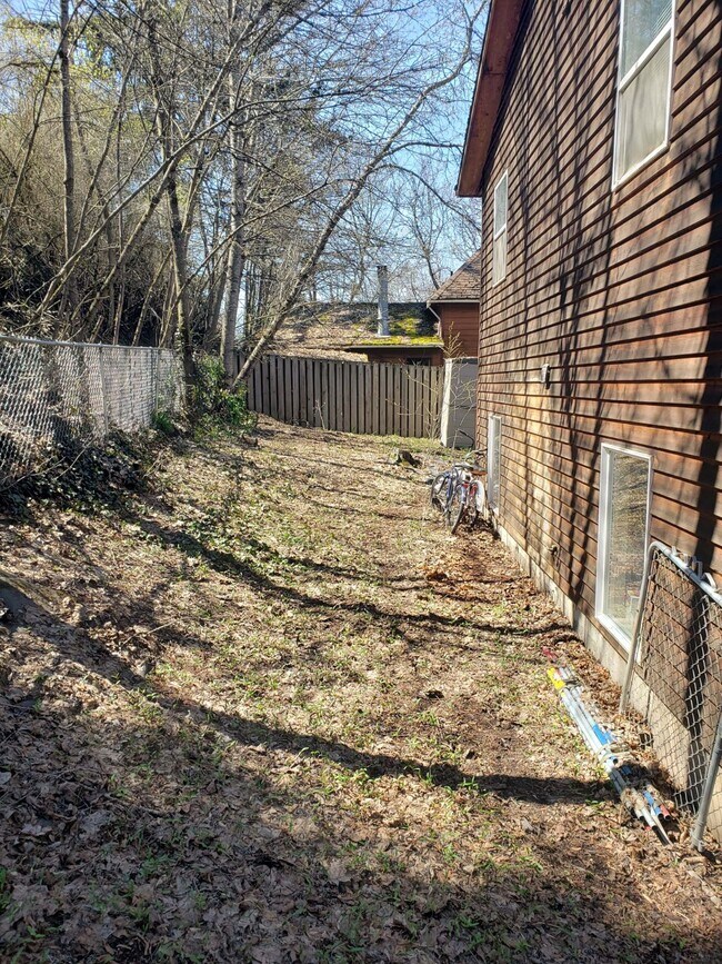 Foto del edificio - 317 E C St