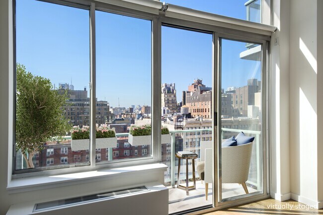 Foto del edificio - Sun-filled Duplex with Private Balcony
