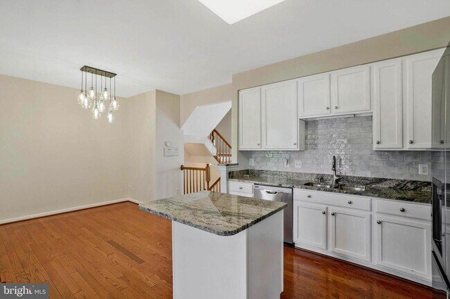Foto del edificio - This beautifully maintained brick-front, three-level townhome is located in a highly sought-after...