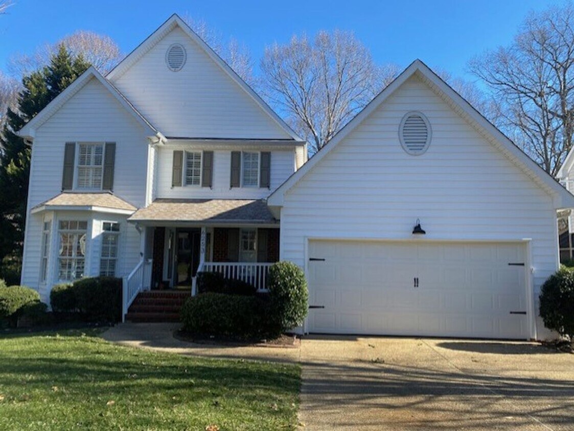 Foto principal - 6253 N Mayfair Cir