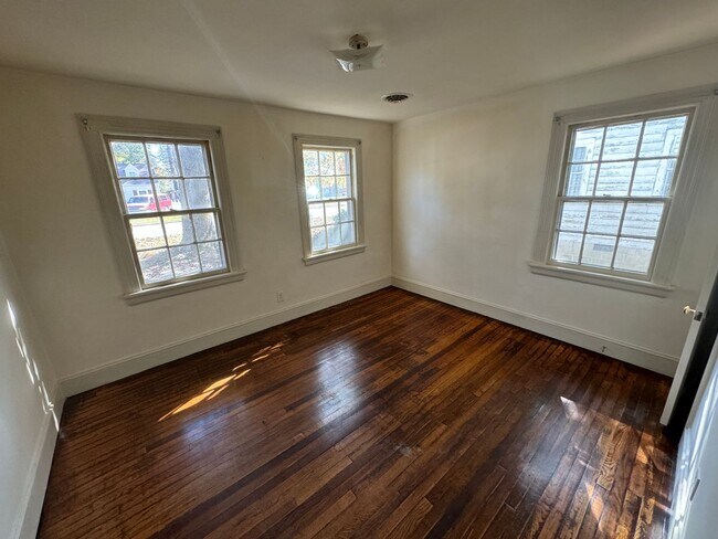 Building Photo - 2 Bedroom House