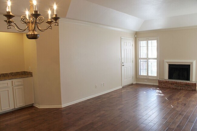 Building Photo - 2-BEDROOM ALAMO HEIGHTS CONDO