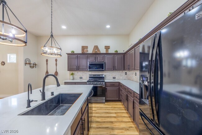 Foto del edificio - 8217 Cabin Springs Ave