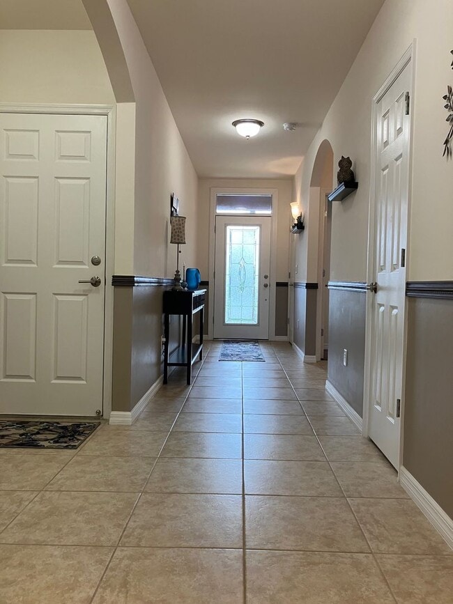 Building Photo - Private Gated community with amazing ameni...