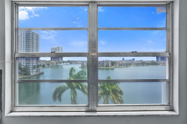 Foto del edificio - 2851 NE 183rd St