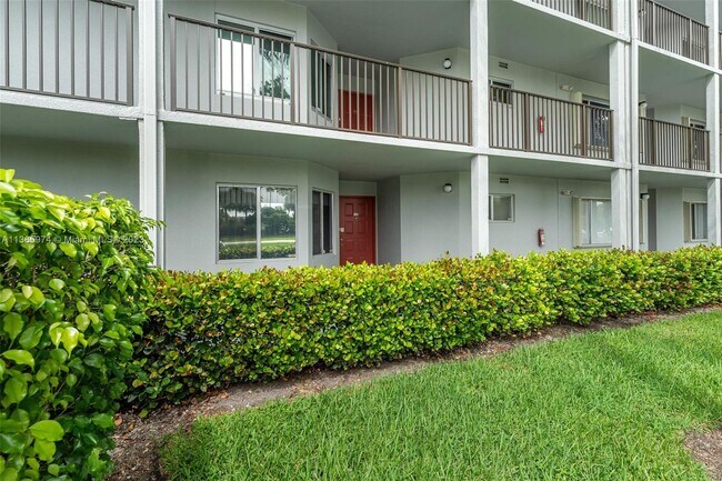 Building Photo - 800 SW 137th Ave