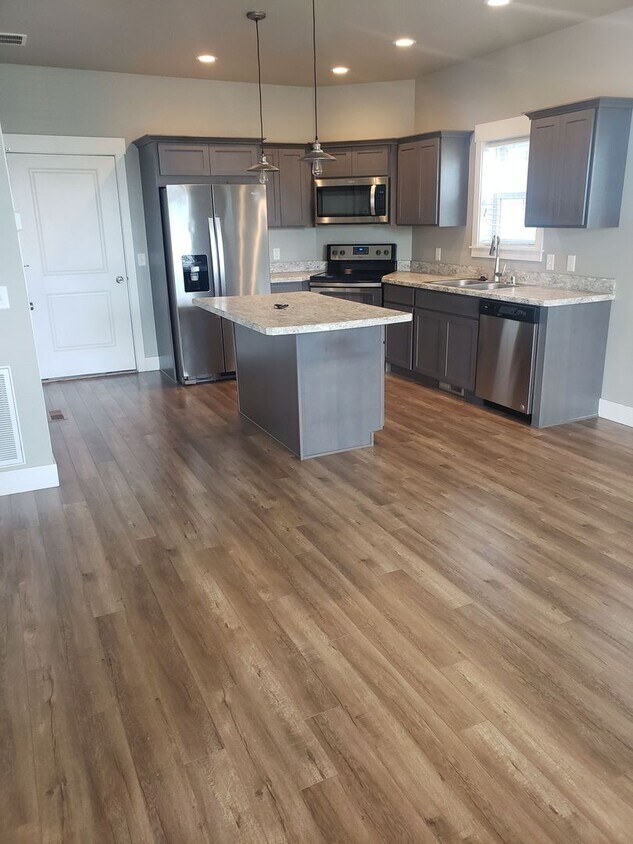 Primary Photo - Beautiful 3 bed 2 bath home in Annafeld Su...