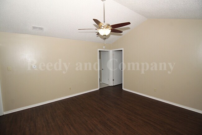 Foto del edificio - 3335 Laurel Dr