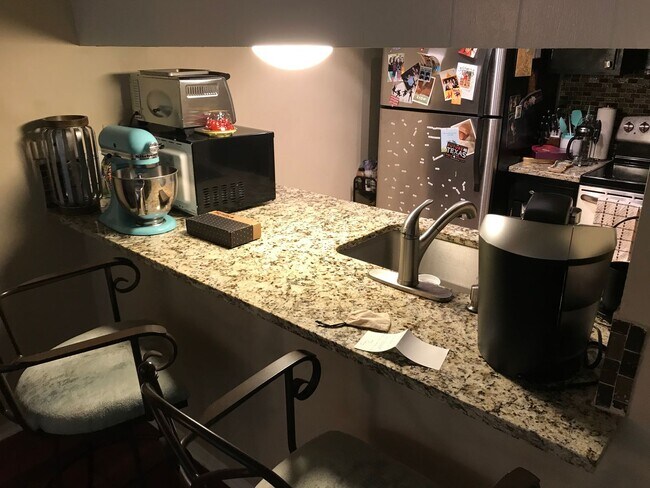 Foto del edificio - PRE-LEASE - HUGE HYDE PARK 1 BEDROOM - REAL WOOD FLOORS - $1375 - AVAIL AUG 10 2026