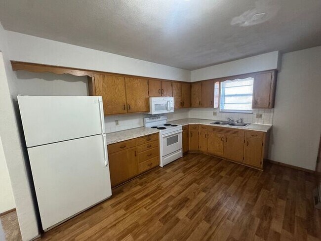 Foto del edificio - ***6 OR 12 MONTH  LEASE OPTIONS***4BR 2BA Home w/ Central Air • Porch • Great Location in Indepen...