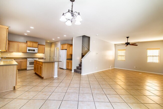 Building Photo - Check Out This Bright & Cheery Home