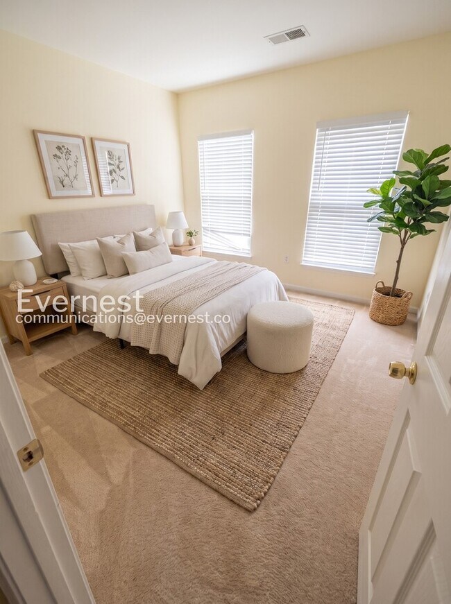 Building Photo - 4 Bed/3 Bath Town Home with Garage / Pet-Friendly / Available Soon!
