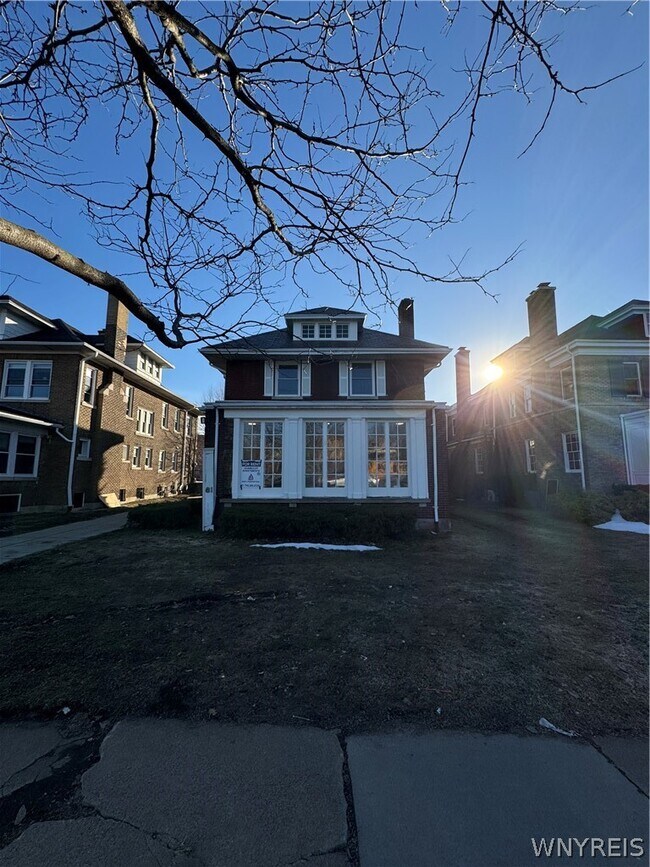 Foto del edificio - 81 Humboldt Pkwy