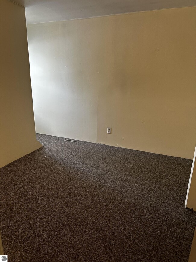 Building Photo - 315 E Bellows St