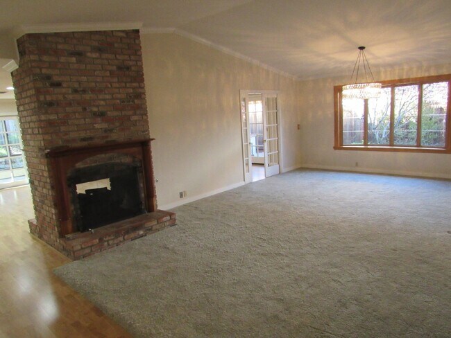 Building Photo - Gorgeous 4 Bed, 3 Bath with Office/4th Bed...