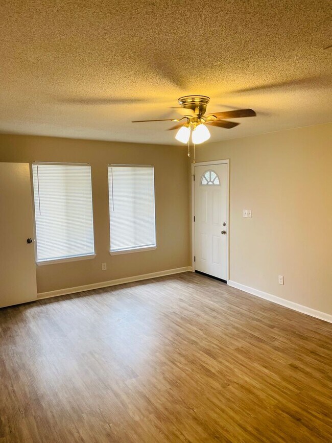 Foto del edificio - Cute cottage type duplex near Munson Slough