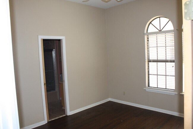 Foto del edificio - 1816 Woodstone Dr