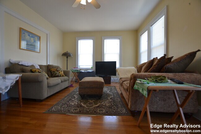 Foto del edificio - 77 Hunnewell Ave