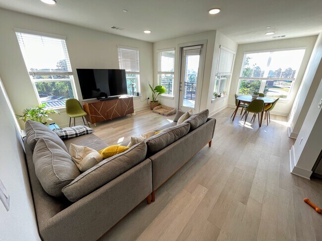 Top floor corner unit with lots of light - 8440 Creekside Green Dr