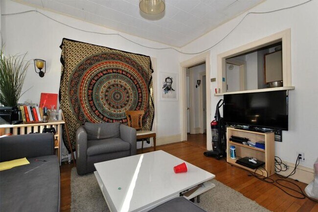 Building Photo - Fenway 2bed / 1bath close to BU available 9/1/2026 no broker fee $3600