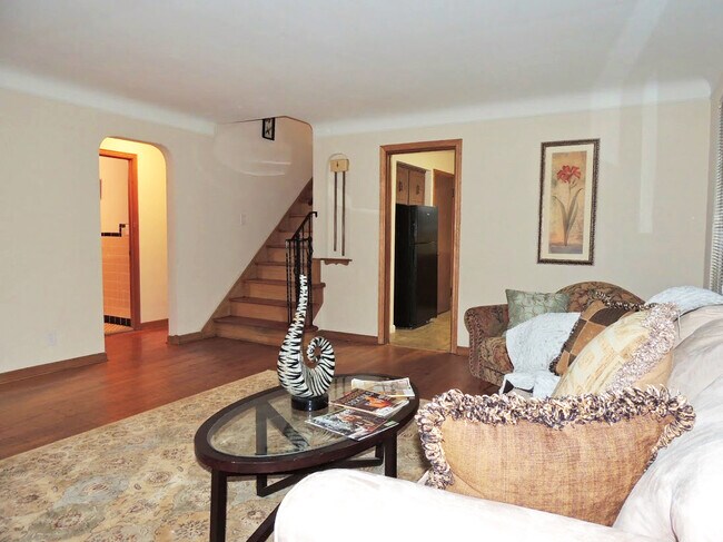 Building Photo - 4 Bedroom - 2 Full Bath Bungalow for Rent!