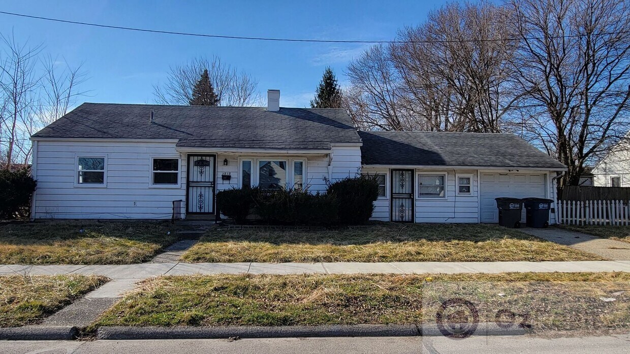 Foto principal - Charming Home in La Grange Neighborhood!