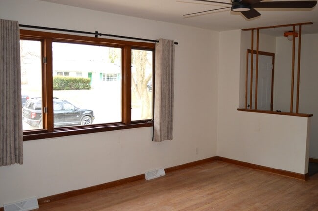 Building Photo - 425 Mineau Pky