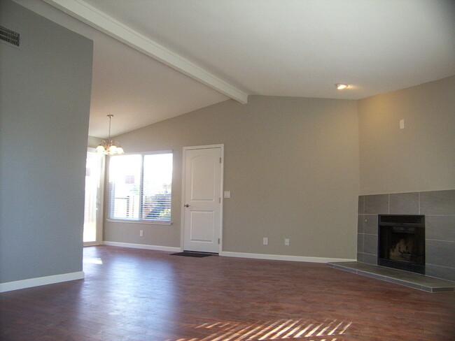 Building Photo - 3 Bedroom 2 Bathroom 2 Car Garage Home in ...