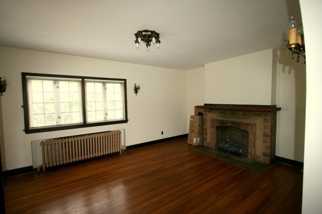 Front room - 328 S Aiken Ave