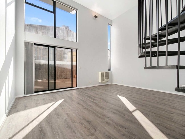 Building Photo - 469 Clementina St