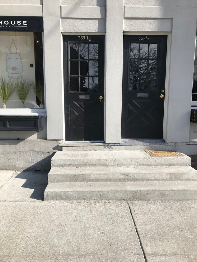 entrance from street - 233 S Market St