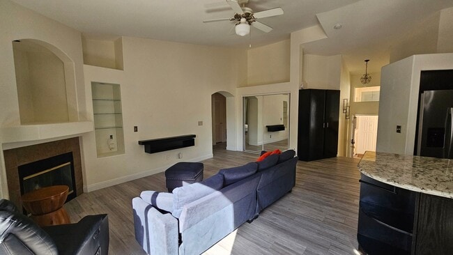 Foto del edificio - Partially Furnished 2/2 CONDO WITH  *BONUS DEN* & 2 CAR GARAGE!