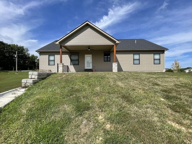 Building Photo - Beautiful 3 Bed / 2 Bath Home with 3-Car Garage!