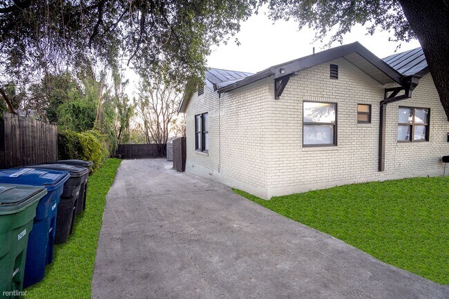 Building Photo - 2 br, 1 bath Apartment - 816 Dakota Street #B