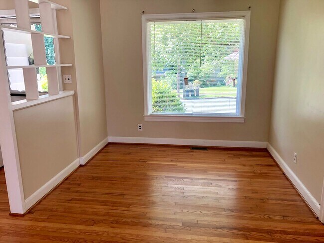 Building Photo - 3 BR close to Linley Park and Arboretum