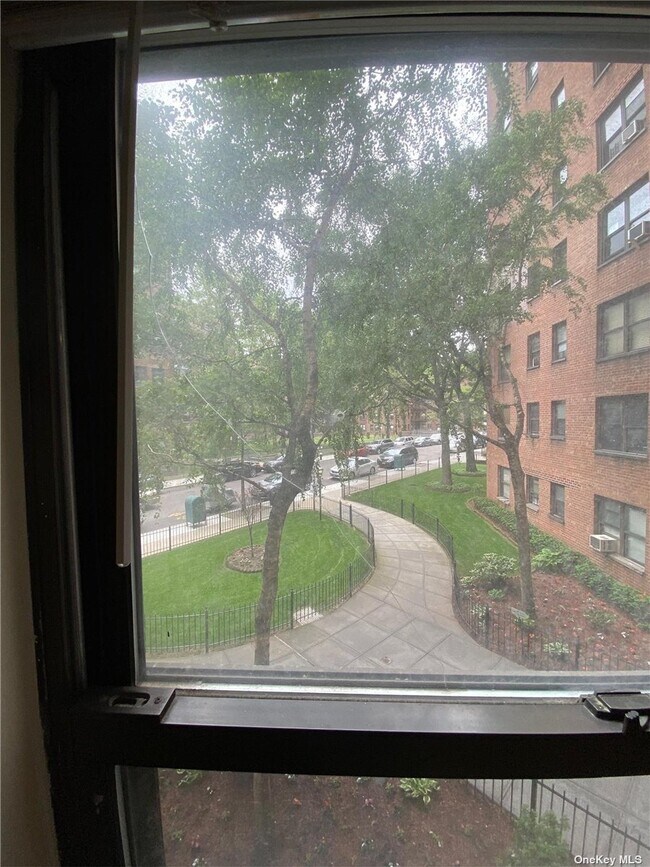 Foto del edificio - 99-32 66th Rd