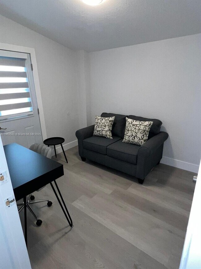 Foto del edificio - 1214 NE 180th St