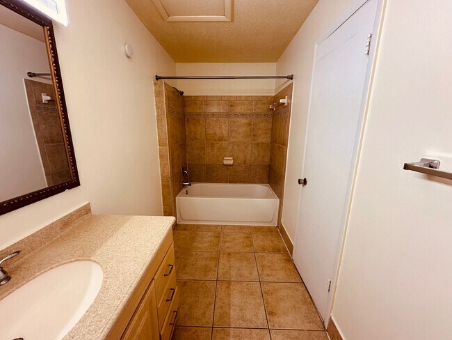 Foto del edificio - 1810 West St