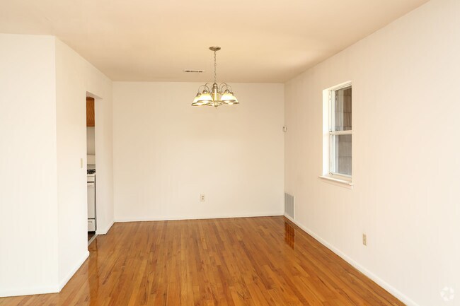 1 dormitorio, 1 baño (700 pies cuadrados) - Comedor - Hamden Ridge Apartments